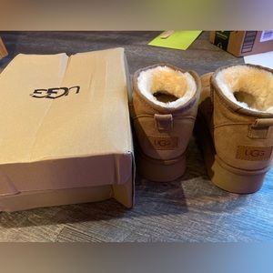Size 8 platform ugg minis - good condition